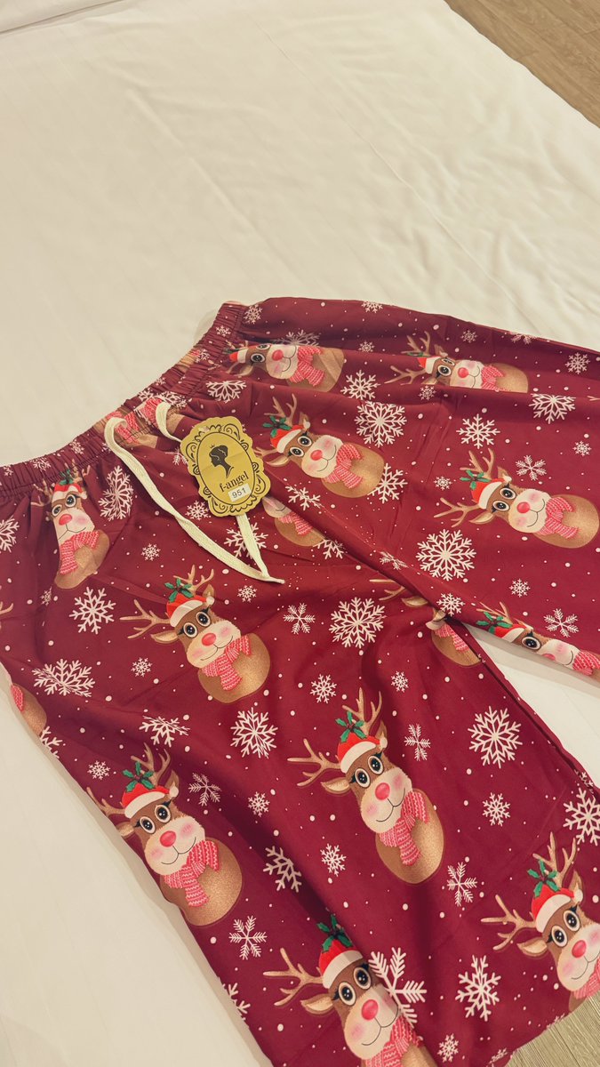PowderToSuke's tweet photo. クリスマス仕様のタイパンツをゲットしたけど、、、
派手すぎてなかなか履く勇気が無いわ😅 https://t.co/kZs4s5bmCD