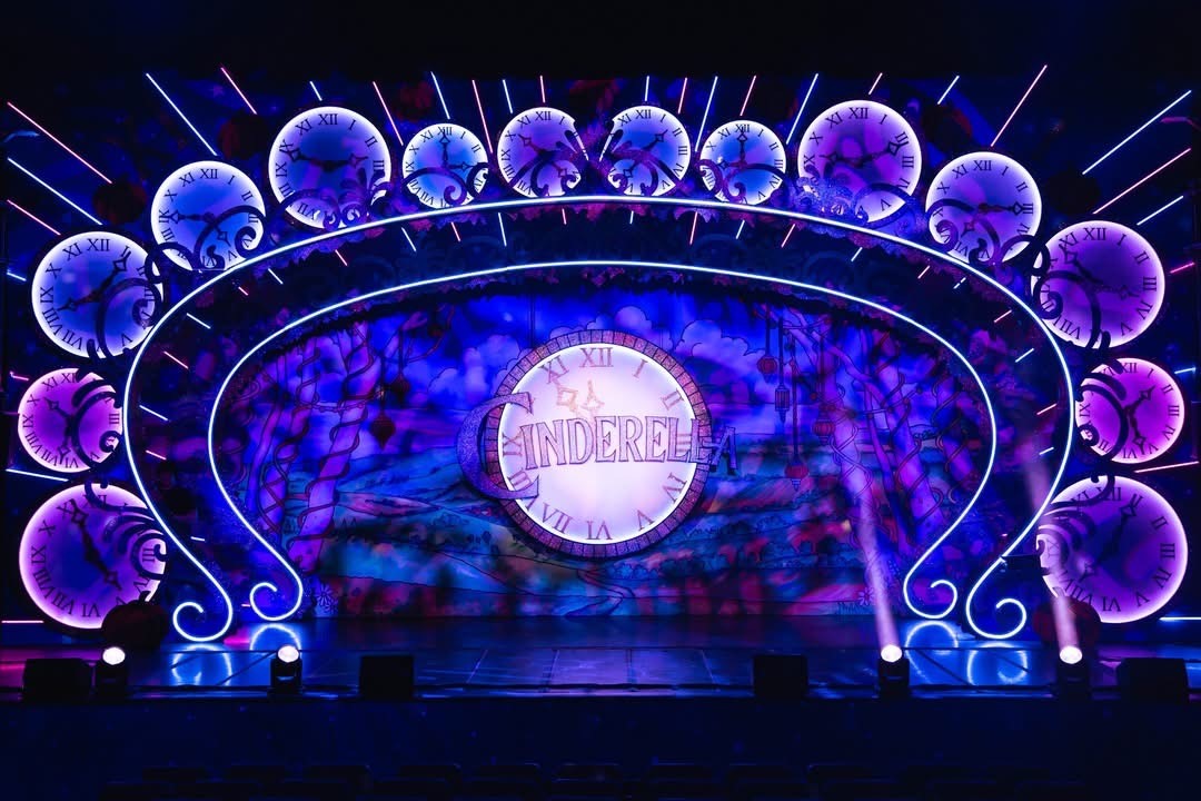 MartinTolhurst1's tweet image. We had an absolute blast at the Woodville Theatre panto! 🎭✨

Huge thanks to @TheWoodville Theatre for an amazing showing of Cinderella! 👑🎄

Smiles, laughter &amp;amp; festive cheer all round! 💙

#TeamTolhurst #PantoFun