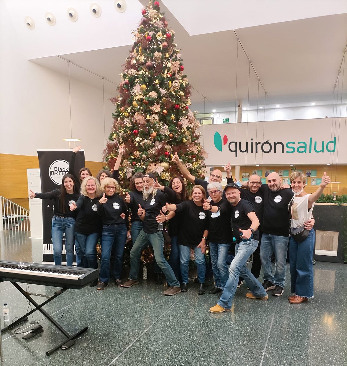 Dimecres passat vam cantar a Quirónsalud Barcelona per donar la benvinguda al Nadal. Un petit cor, unes quantes cançons...i el desig sincer d'acompanyar qui viu dies complicats.
La música no cura tot, però sempre abraça, il·lumina i fa companyia🎄💫✨

#quironsalud #concert #cor