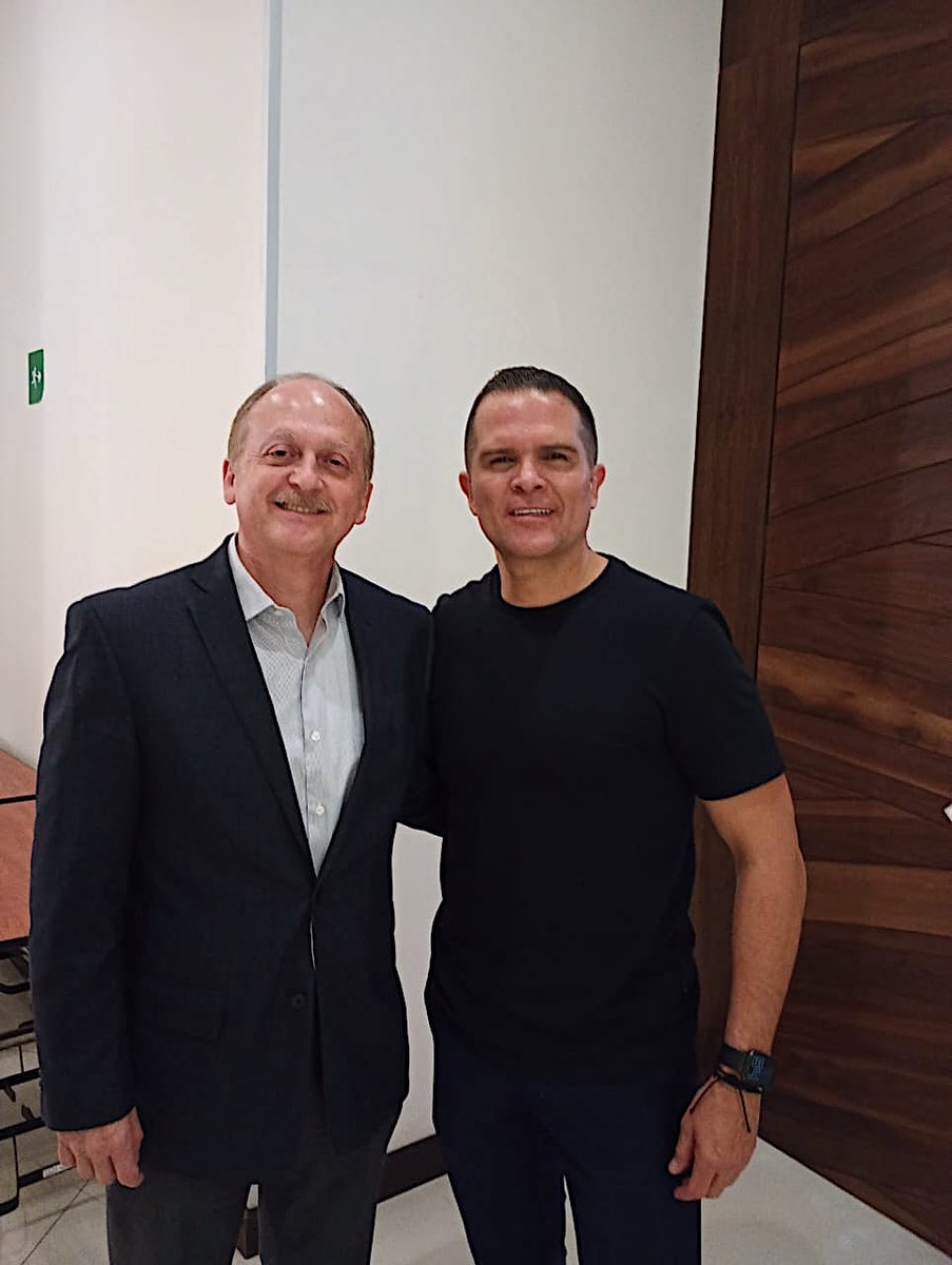 El 27/11 asistimos a la conferencia del Dr. Juan Camilo Mesa Jaramillo en el Hotel Hotsson con líderes educativos de Querétaro. 🎓

Conocimos a fondo Global Breakers, un proyecto que impulsa emprendimiento, liderazgo y mentalidad global en niños y jóvenes.