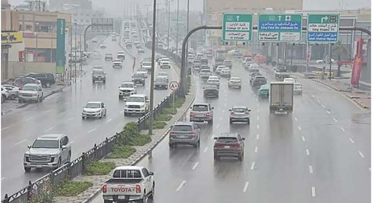 طقس المملكة الثلاثاء.. أمطار رعدية وزخات من البرد ورياح نشطة على عدة مناطق. توقّع المركز الوطني للأرصاد في تقريره عن حالة الطقس، اليوم الثلاثاء، هطول أمطار رعدية متوسطة إلى غزيرة تؤدي إلى جريان السيول مصحوبة بزخات من البرد ورياح نشطة على أجزاء من مناطق جازان، عسير، الرياض، الشرقية والحدود الشمالية في حين تكون خفيفة إلى متوسطة على أجزاء من مناطق الجوف، حائل، القصيم، مكة المكرمة، الباحة ونجران مع فرصة تكون الضباب على أجزاء من تلك المناطق 