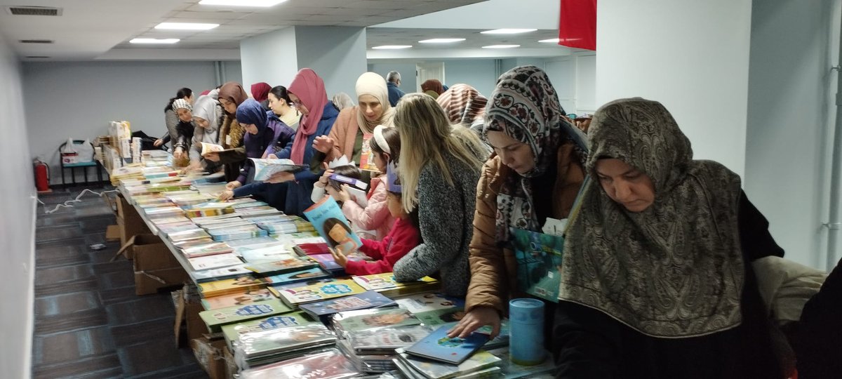 Miniklerden Kitap Kumbaram Etkinliği...
Diyanet  İşleri  Başkanlığı ve  Türkiye  Diyanet  Vakfı  İşbirliği  ile Bakırköy İlçe  Müftülüğü Konferans  Salonunda ilçemizde bulunan 4-6 yaş grubu Kur'an kurslarımızdaki öğrenci ve velilere yönelik "Kitap  Kumbaram Etkinliği" düzenlendi.