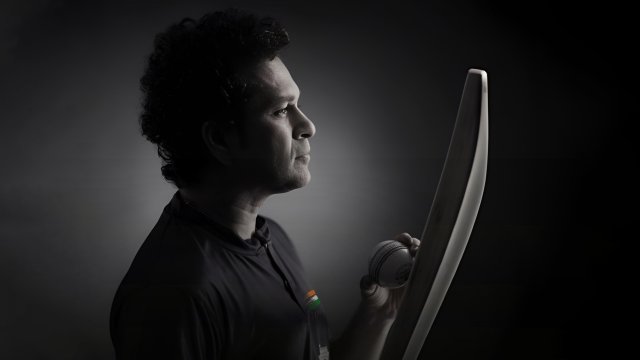 🏏 सचिन तेंदुलकर: एक छोटा लड़का जिसने पूरी दुनिया के क्रिकेट पर राज किया 🇮🇳
​सचिन तेंदुलकर का नाम आज सफलता का पर्याय है, लेकिन इस ऊँचाई तक पहुँचने के लिए उन्होंने अपना पूरा बचपन और पसीना मैदान पर न्योछावर कर दिया। 16 साल की उम्र में जब बच्चे स्कूल की चिंता करते हैं, तब सचिन