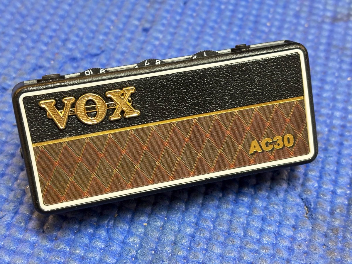 yorozuya_shiwa's tweet photo. 🎸楽器コーナー🎸
VOX
amPlug AC30
品出ししました!
小型ながらも通常の歪みに加え、コーラスとトレモロを搭載するヘッドホンアンプです!持っておいて損はない高クオリティが魅力です!
ご来店お待ちしております🙇
#萬屋紫波店 #楽器 #VOX #amPlug https://t.co/ICJRoygb4u