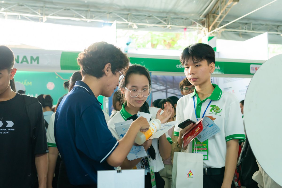 BioFix_Fresh's tweet photo. 🤝 CONNECTING CAREER FUTURES: BIOFIX FRESH AT THE UNIVERSITY OF AGRICULTURE AND FORESTRY'S STUDENT &amp; ENTERPRISE DAY!

#BioFixFresh #BiologicalEra #SustainableDevelopment #MicrobialSolution #CircularEconomy #StudentEnterpriseConnectionDay #HCMUAF https://t.co/mjpUXXWf01