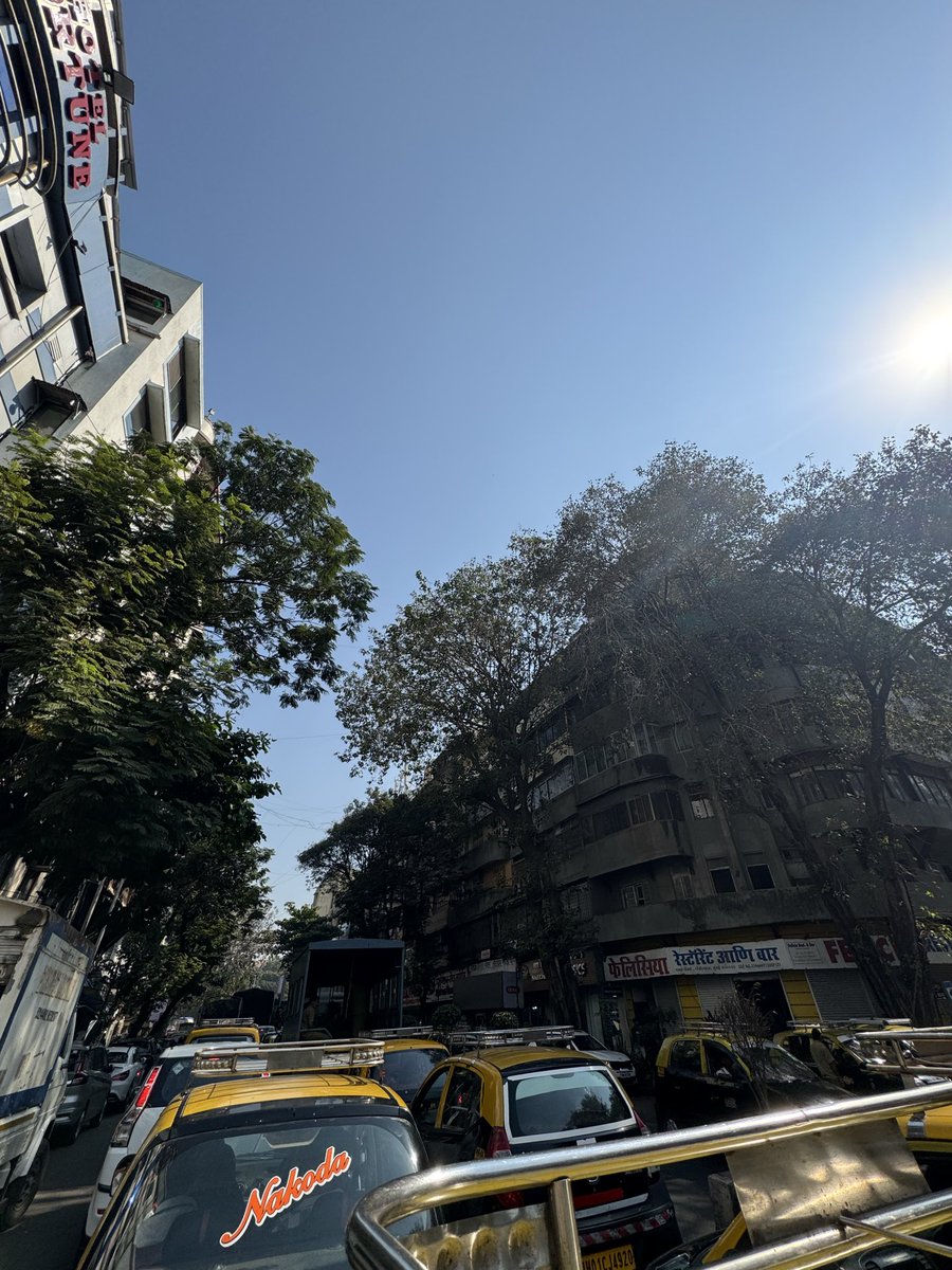sakgr555's tweet photo. @MumbaiPolice @CPMumbaiPolice 
The Bombay hospital lane is shut. The traffic is beyond masjid. The green signal is barely 30 secs. This is an absolute nightmare. There are no traffic cops to facilitate smooth traffic. Just increase the green signal to 75 secs &amp; problem solved. https://t.co/Np60lexoDi
