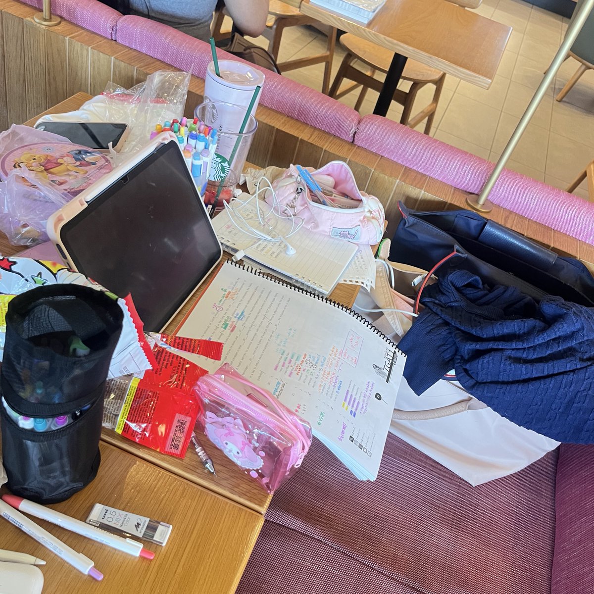 babiezxpt's tweet image. 🪑🪿 4-8 dec ☆ 

‧₊˚⋆ ดองมากเพิ่งได้มาลง ิิ , จบแกทแย้ว แต่ยังไม่ได้สอบ งอมมาก เสียวันลาสุดๆㅠㅠ แต่มะเป้นไย ถือว่าได้วันฝึกเพิ่ม … ช่วงนี้เริ่มเก็บ alevel Eng แย้วว อยากจบในเดือนนี้ ทันไหมนะ555 เป็นช่วงซื้อหนังสือตุนสุดๆ หมดตังง่ะ แต่ไปต่ออ 🌺👀🐽🐬

#imzxpstudÿ