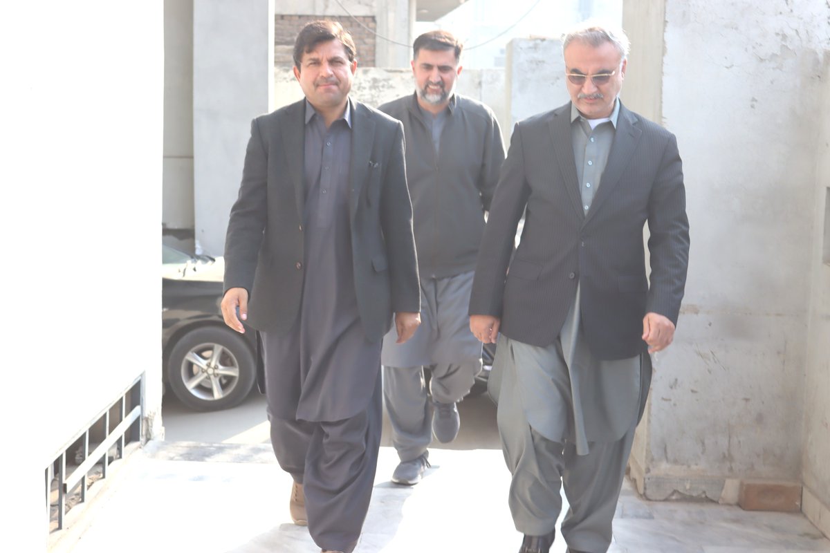 KPCIP1's tweet photo. سیکریٹری بلدیات و دیہی ترقی ظفر الاسلام نے @KPCIP1 آفس کا دورہ کیا جہاں پراجیکٹ ڈائریکٹر کے پی سی آئی پی ارشد خان آفریدی نے ان کا استقبال کیا۔ بعد ازاں، پراجیکٹ ڈائریکٹر اور ان کی ٹیم نے سیکریٹری بلدیات کو منصوبے کے انتظامی، مالی اور تکنیکی امور پر بریفنگ دی۔
@LGKPGovt https://t.co/TAJ3RKdPRo