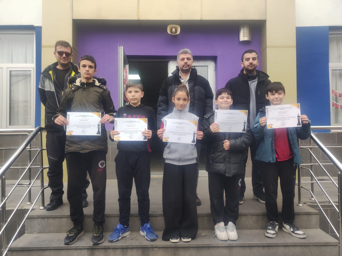 Okul çapında düzenlenen satranç turnuvasında her sınıf düzeyinde birinci olan öğrencilerimize belgeleri verildi. M.Yasin Afşin ögretmenimize organizasyondaki emeği için çok teşekkür ediyoruz.