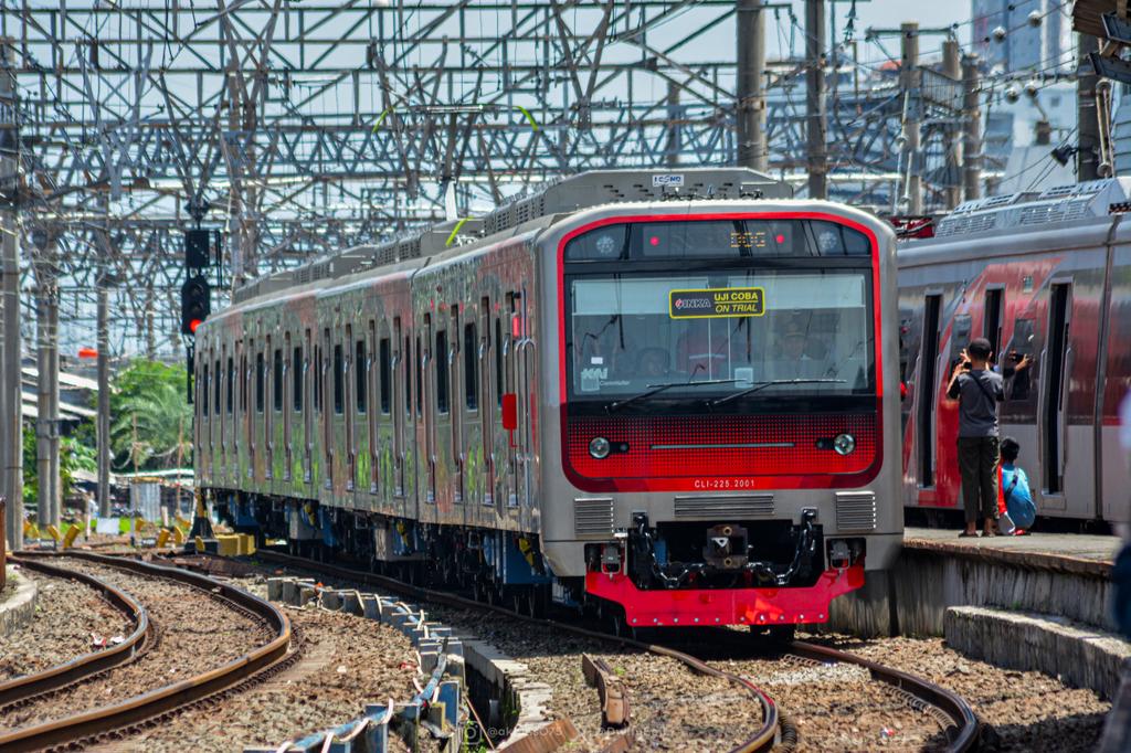DwifaSetio's tweet photo. CLI.255 (iE305) Debut!!
本日より、255系がボゴール線で運行を開始します。後で乗るかもしれない。
•
11月9日
#IndonesianRailways https://t.co/qtx1kK1pX4