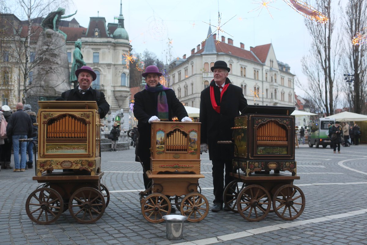 "da srbjanc (tudi) Slovencem v Ljubljani prepoveduje muzicirati na ulicah!"
To ni res. Treba se je pa držati pravil. Nikjer v Evropi ne moreš nastopati na mestni ulicah kar kakor se ti zljubi.
Lajnarji iz Kranja smo Slovenci. Že vse od leta 2009 imamo odlično sodelovanje z