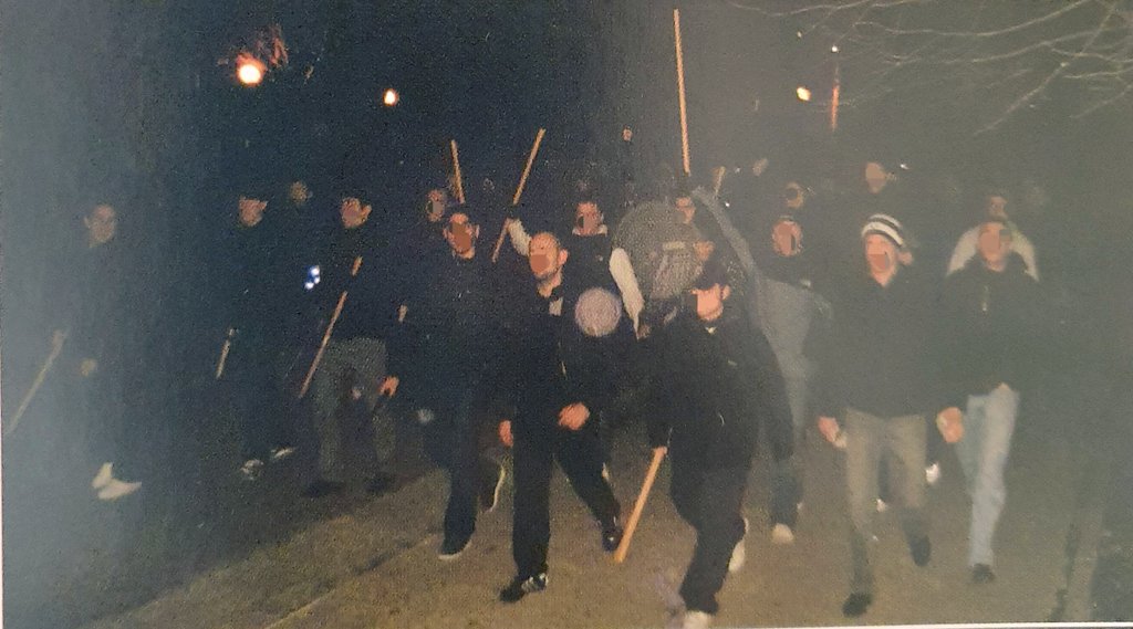 2006/07 Atletico - Real Madrid.

La afición madridista acude al estadio por sus propios medios y esquivando a la escolta policial.