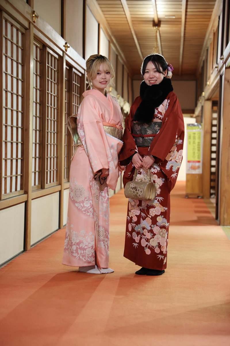 先日、栃木県観光事業を支援してくださる「令和7年度栃木県高付加価値旅行者誘客事業 」の第2回視察が行われました！
現在進行中のプロジェクトに向けて、コンサルタントの方、栃木県庁の職員の方がいらっしゃいました。
実際に着物を着て田母沢御用邸さんへ！
その様子を写真でご覧下さい📸