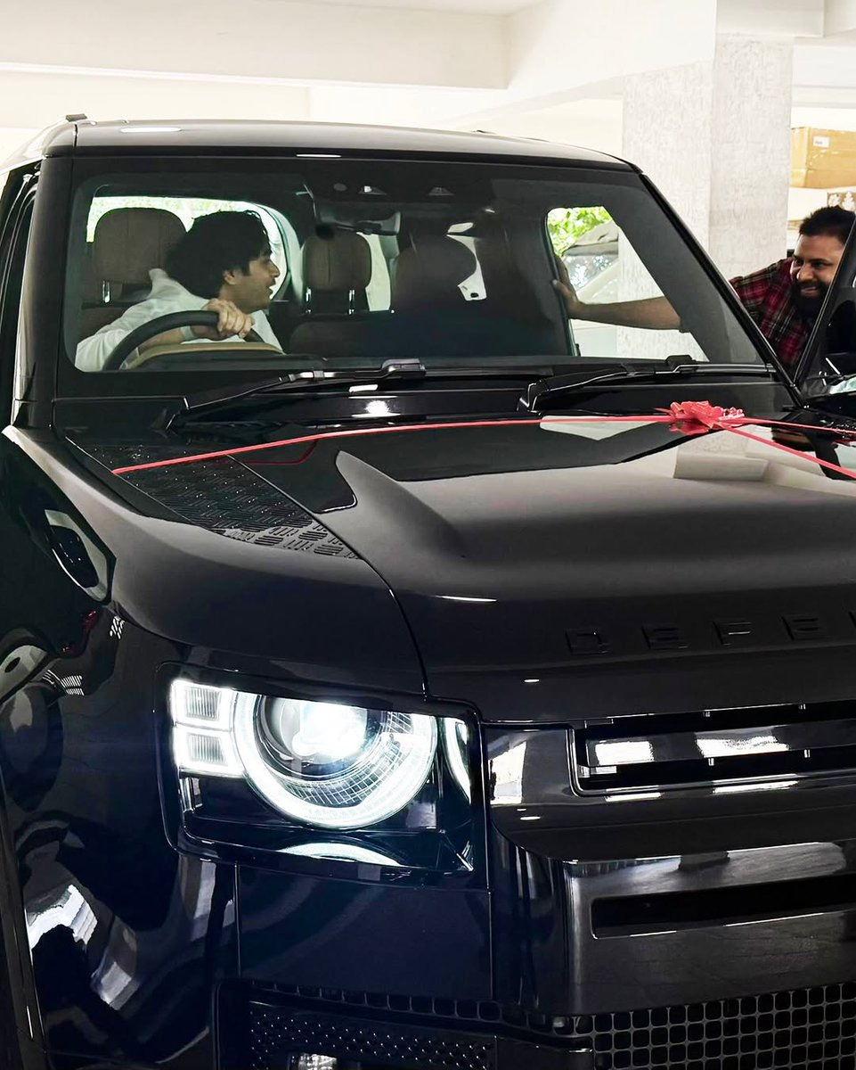 YoursSatya's tweet photo. Pawan Kalyan gifted a car to @Sujeethsign for the #TheyCallHimOG https://t.co/tJSGD1EzLS