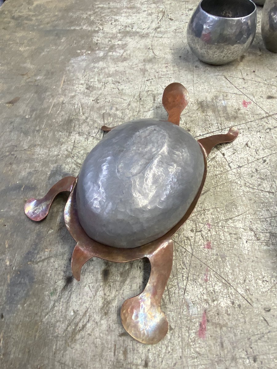 年内最終授業📔講評会をのぞいて見ました😊
金属の器が出来てました✨

年明けは1年生は進級☑️に向けてのオリジナル作品制作🪑2年生は卒業制作展の準備が始まります🌈
#作品制作 #札幌 #ものづくり #専門学校