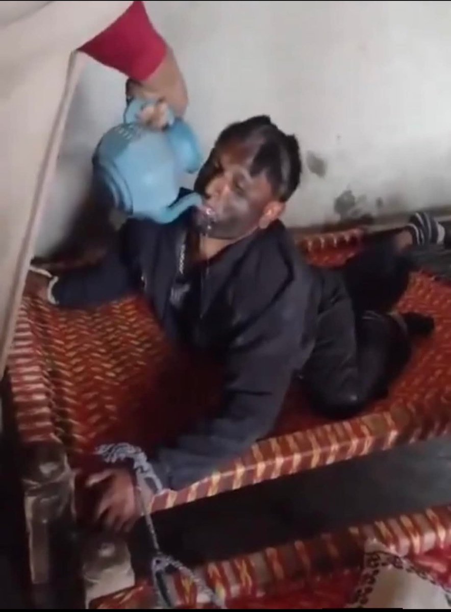 نہ آسمان گرا اور نہ ہی زمین بھٹی،
 مگر شجاع آباد کے موضع سومن میں قانون کی سنگین پامالی کا ایک افسوسناک واقعہ سامنے آیا ہے۔ زمین کے تنازع پر ایک بااثر وڈیرے نے خود ہی فیصلہ سناتے ہوئے قانون کو ہاتھ میں لے لیا۔

اہلِ خانہ کے مطابق مینر ہاشم اور حقنواز اپنے ساتھیوں کے ساتھ عمران