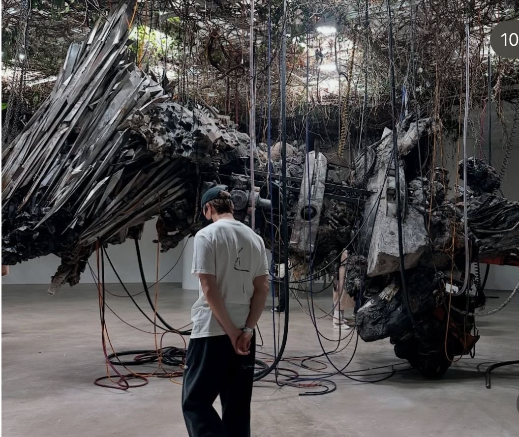 어떤 두려움은 사실 미래에 대한 두려움이 아닐 수도 있습니다. 그것은 예고 없이 좋은 것들이 무너지는 것을 지켜봤던 과거의 당신 모습이 메아리치는 것일지도 모릅니다. 그래서 가장 평온한 날에도 당신의 마음은 폭풍우를 기억하고, 기쁨의 순간에도 언제든 닥칠 충격을 대비합니다. 당신이 과장된