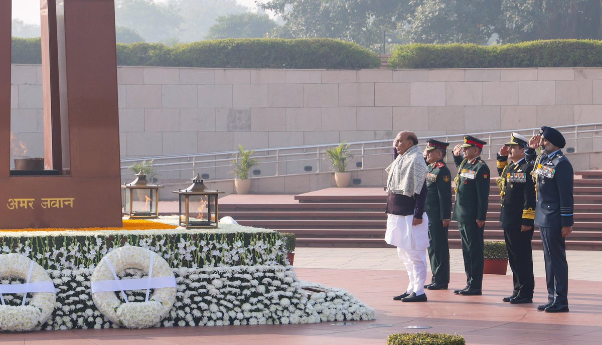 salute2soldier's tweet image. #VijayDiwas was commemorated at #NationalWarMemorial in which Hon’ble #DefenceMinister Sh Rajnath Singh, #RRM, #CDS, #COAS, #CAS, #VCNS and Def Secy paid homage to #fallen soldiers of #1971War at #AmarJawanJyoti in a solemn #WreathLaying Ceremony.