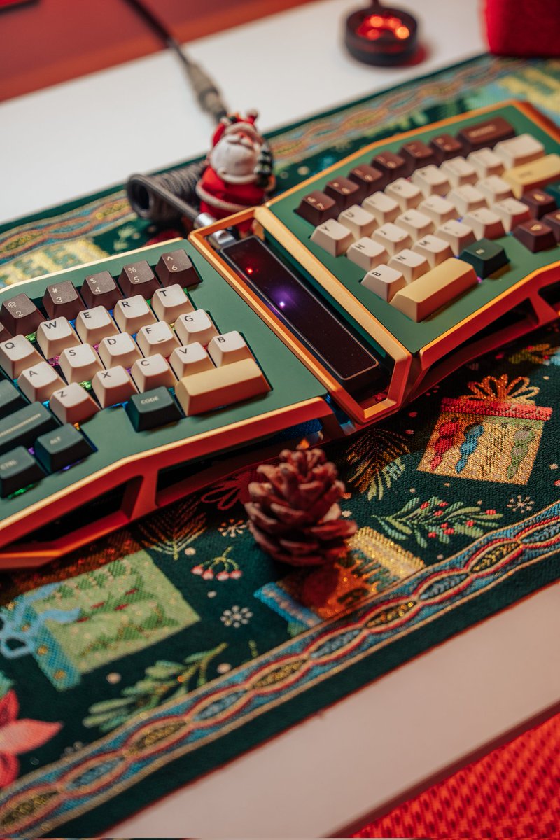 Angry_Miao's tweet photo. A cozy Christmas setup with the AFA R2 in Magic Forest paired with the Infinity Mouse in Blaze Orange. Warm tones, festive details, and a touch of performance-driven design. Wishing everyone a wonderful Christmas ahead🎄
#angrymiao #aminfinity #gamingsetup #desksetup https://t.co/GPSFyr4n5P