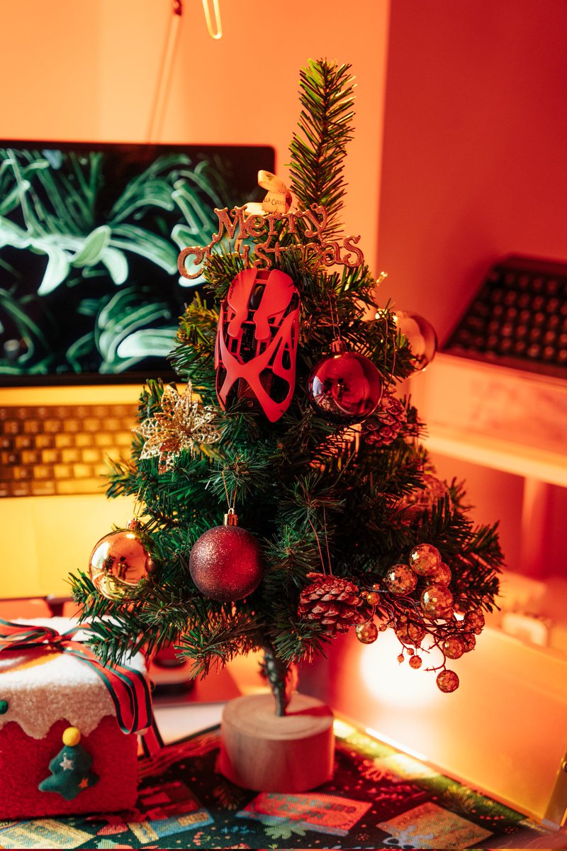 Angry_Miao's tweet photo. A cozy Christmas setup with the AFA R2 in Magic Forest paired with the Infinity Mouse in Blaze Orange. Warm tones, festive details, and a touch of performance-driven design. Wishing everyone a wonderful Christmas ahead🎄
#angrymiao #aminfinity #gamingsetup #desksetup https://t.co/GPSFyr4n5P