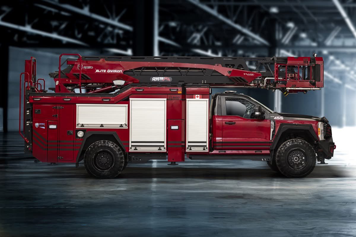 #Mardibestioles

Visite chez les 👨‍🚒🧑‍🚒 de Saint-Michel-Des-Saints dans "La Belle Province" avec cette échelle de 70 pieds (21m). 
Elle est carrossée par #RHED sur un châssis <a href="/Ford/">Ford Motor Company</a> F600 4x4.
Énergie thermique pour les déplacements et ⚡️pour l’échelle avec une autonomie de 8h00.