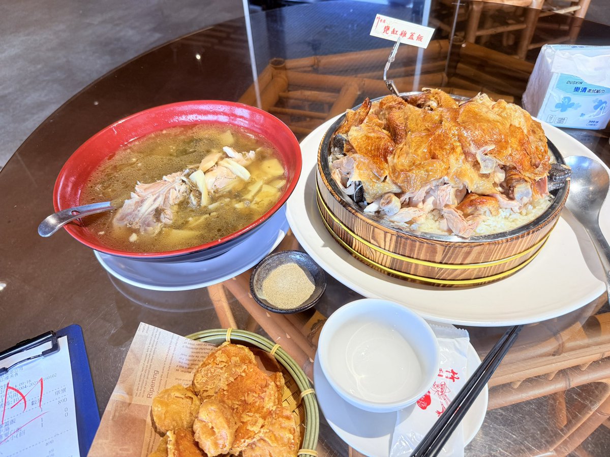 小時候的家庭聚餐
因為人很多，所以每次的甕仔雞都只能吃一點點
那時候默默的在心中許下願望
長大後一定要一個人吃ㄧ整隻甕仔雞

現在才發現，小時候的我真的太天真了

這根本是5-6個人的份量啊啊啊
好撐！！但好爽！！
然後我要打包回家了