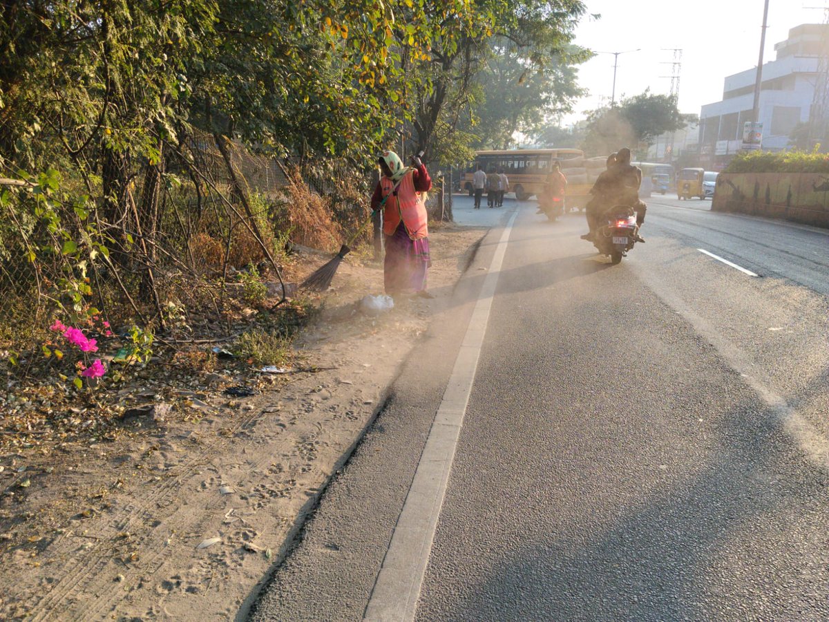 amoh_c28's tweet photo. @VaranasiKK1 @GHMCOnline @DC_Malkajgiri Good morning sir the sanitation team attended the complaint and Noted, Please keep me updated on the discussion with higher officials regarding the dustbin installation. https://t.co/I4nilCXD3E