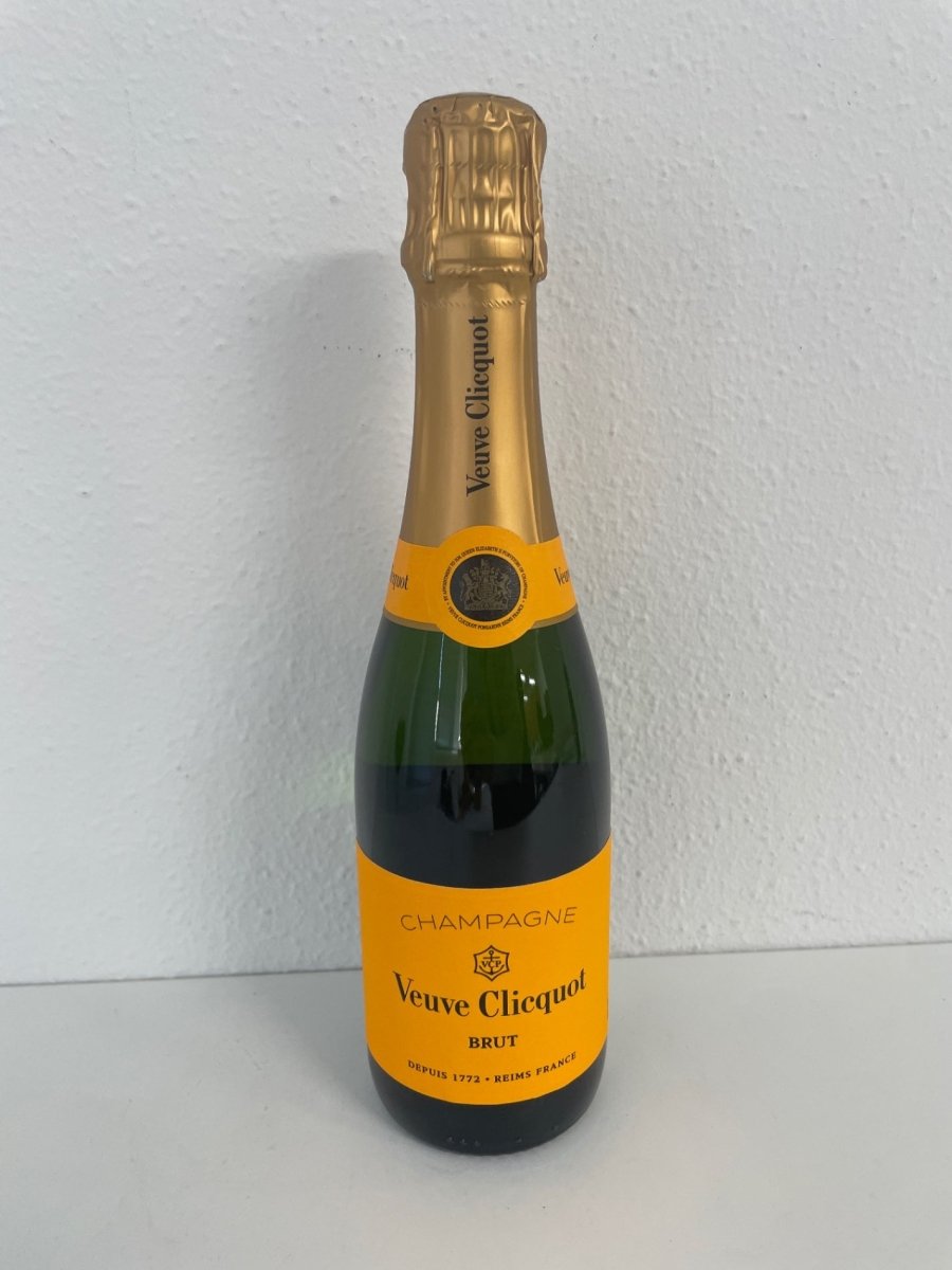 Pop the celebration into your glass with ヴーヴクリコ 375ml for