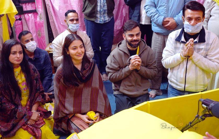 Trend_VKohli's tweet photo. VIRAT KOHLI &amp; ANUSHKA SHARMA VISITED AT SHRI PREMANAND MAHARAJ JI DHAM IN VRINDAVAN. 🙏❤️ https://t.co/ZX0RuBuSCL