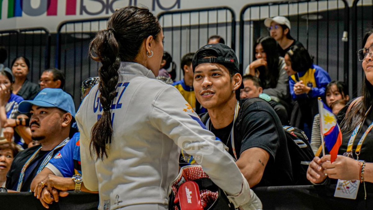 OneSportsPHL's tweet photo. HERE FOR JULIANA 🤗🇵🇭

Phoenix Fuel Masters guard Ricci Rivero and artist Claudia Barretto are in the crowd at the SEA Games 2025 Thailand to cheer on Juliana Gomez as she makes her fencing debut representing the Philippines. | 📸 David Cubangbang/Cignal https://t.co/zkDNWf8mx4