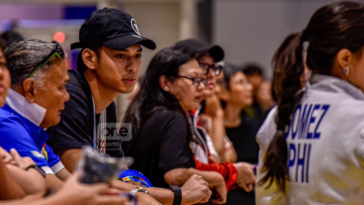OneSportsPHL's tweet photo. HERE FOR JULIANA 🤗🇵🇭

Phoenix Fuel Masters guard Ricci Rivero and artist Claudia Barretto are in the crowd at the SEA Games 2025 Thailand to cheer on Juliana Gomez as she makes her fencing debut representing the Philippines. | 📸 David Cubangbang/Cignal https://t.co/zkDNWf8mx4