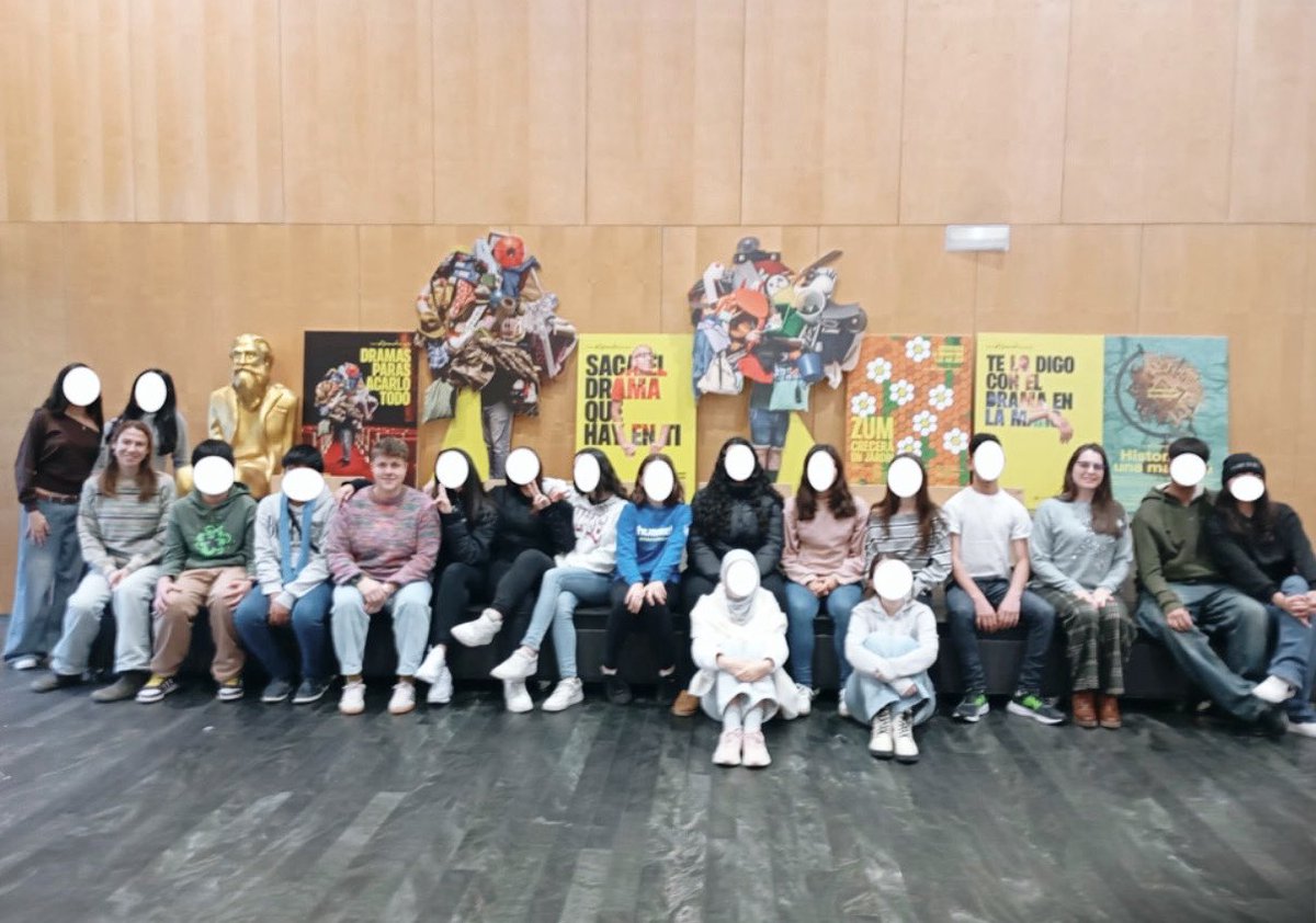 El grupo de la optativa de Teatro y Oratoria de 3°ESO ha realizado una visita al Teatro Valle-Inclán.Han comprobado el trabajo previo al estreno de una obra y han visto todo lo que hay detrás del escenario: el foso, los vestuarios, la utilería...Una experiencia muy enriquecedora.