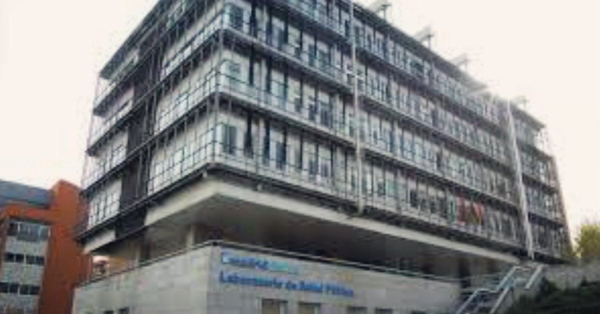 Los alumnos de 1ºBachillerato de Ciencias visitaron el Laboratorio de Salud Pública de Madrid. Recorrieron sus diferentes departamento y conocieron la labor que realizan los especialistas que allí trabajan.