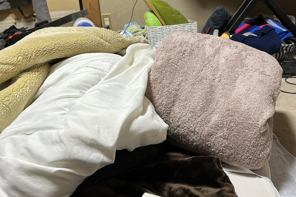 今治タオル製のドーナツ枕で睡眠中。
とても快適なのですが、そうは見えない、ですね…写真を見せられて私が一番ビックリしました💦