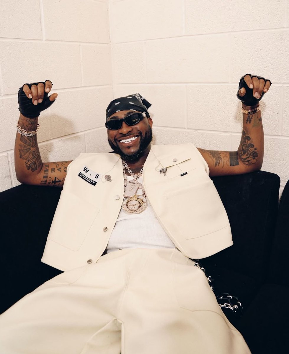 BrightKidz's tweet photo. @SAMKLEF To tell you how powerful he is, his not just a human, @davido alone against the industry 🔥🔥🔥 https://t.co/J5L1NTeTcG