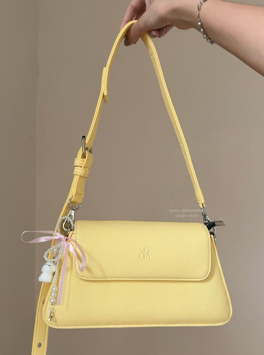 here’s a pretty butter yellow local bag made by our ✨pengrajin lokal✨💗

 🖇️ s.shopee.co.id/40ZI5tS6c4

kualitassnya TOP NOTCH 10/10 BAGUS BGTTT

stitchingnya rapih &amp; kuat, bahan kulitnya TEBEL to the point tasnya jd agakempuk 😭

dan looksnya CANTIK… BANGET… GA SIH?!