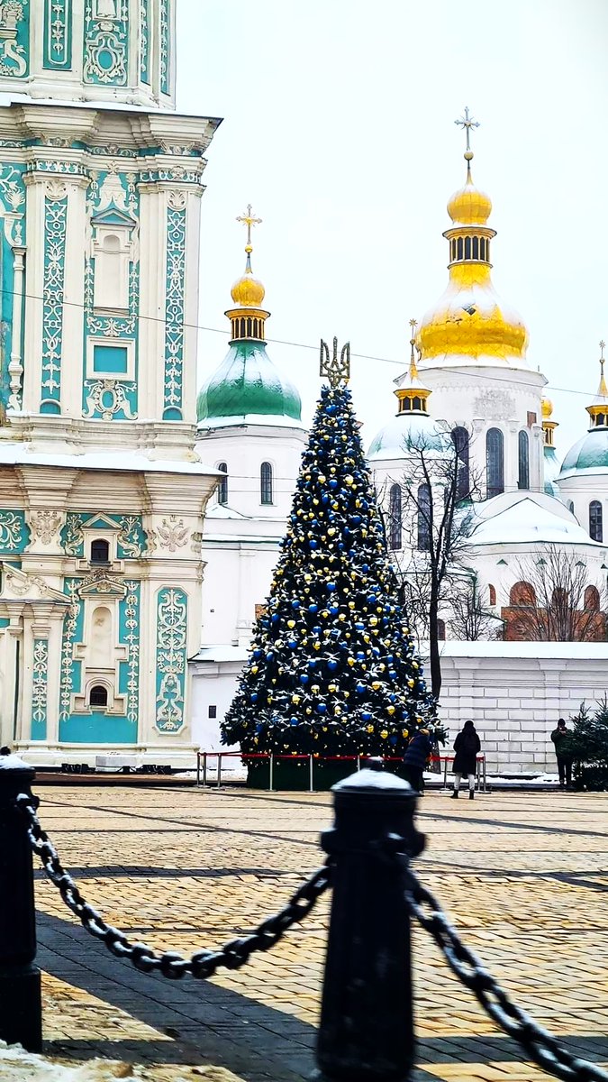 DigitalArtKyiv's tweet photo. Snowflakes dance over Saint Sophia Cathedral and Kyiv, and the heart declares its love for Kyiv. A winter fairytale in Kyiv! #WinterKyiv #Christmas #RomanticChristmas #KyivMagic https://t.co/QWcm08BIsj