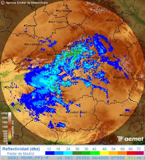 Ya se acumulan algunos cm de nieve, y ahora entra la parte más activa del frente. Retención marcada y cota en torno a 1700m.