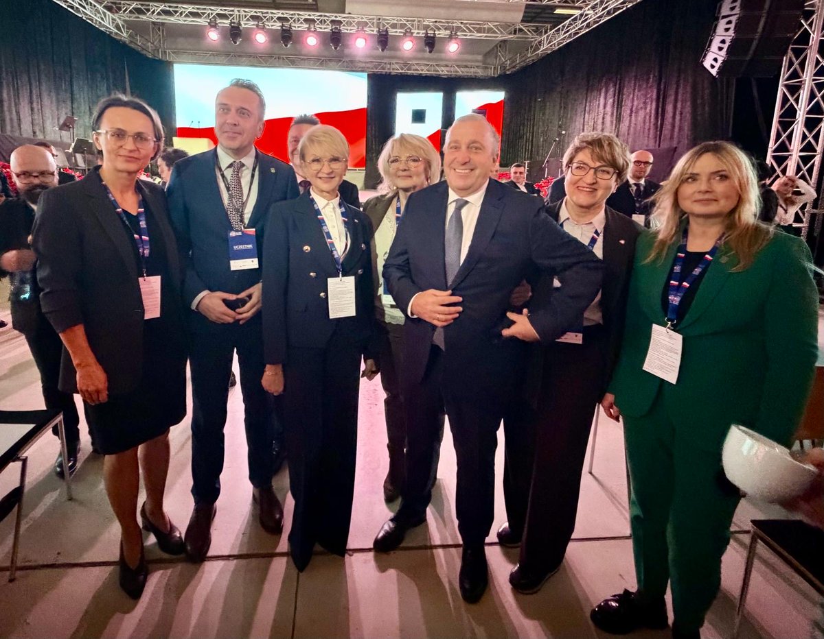 W Wałbrzychu obchodziliśmy 80. rocznicę odzyskania Ziem Zachodnich i Północnych do Rzeczypospolitej Polskiej.

Ta rocznica to ważny moment naszej politycznej rzeczywistości.
To opowieść o historii ludzi, którzy przybyli tu z różnych stron i stworzyli nową wspólnotę. Odbudowali, a