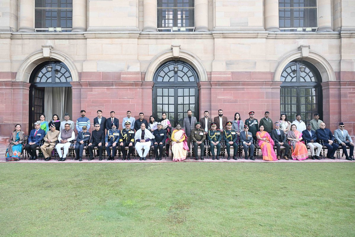 rashtrapatibhvn's tweet image. On the occasion of Vijay Diwas, President Droupadi Murmu inaugurated Param Vir Dirgha at Rashtrapati Bhavan. Raksha Mantri Shri Rajnath Singh, Chief of Defence Staff General Anil Chauhan, Chief of the Army Staff General Upendra Dwivedi, Chief of the Air Staff Air Chief Marshal AP…