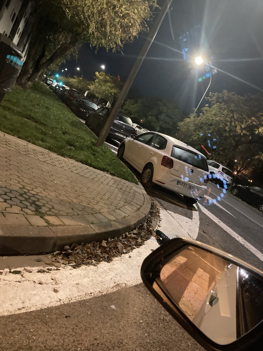 Todas las mañanas en la esquina de C/Laos con Republica de China, hay coches aparcados sobre linea blanca, impidiendo totalmente la visión al giro a la izquierda <a href="/Ayto_Sevilla/">Ayuntamiento de Sevilla</a> <a href="/PoliciaSevilla/">Policía Local de Sevilla</a>