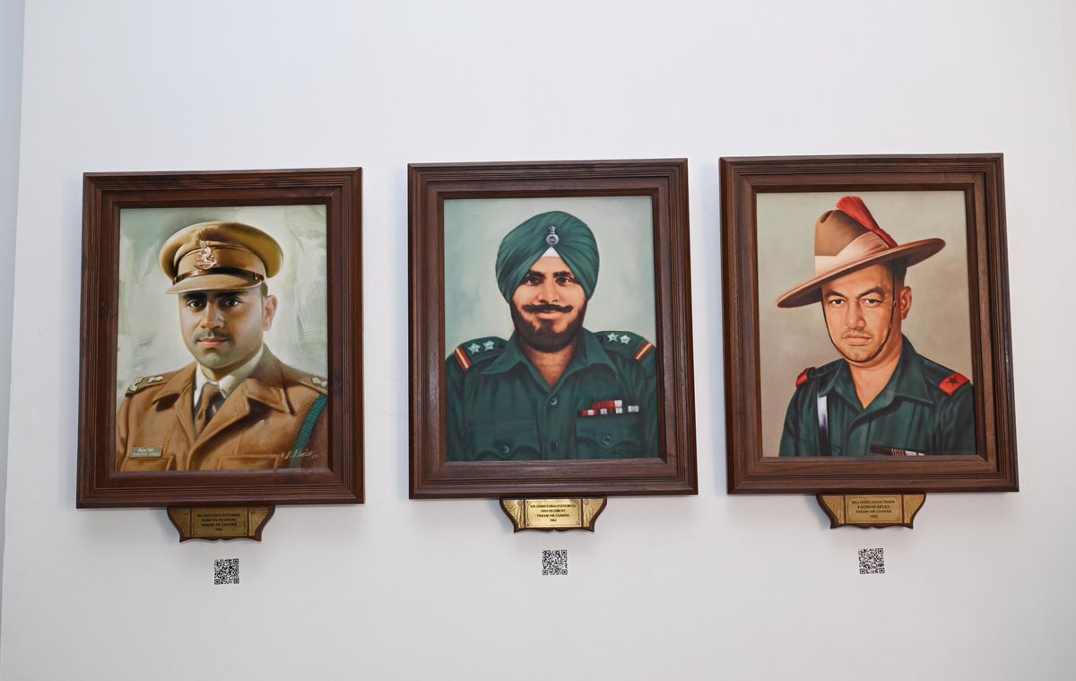 rashtrapatibhvn's tweet image. On the occasion of Vijay Diwas, President Droupadi Murmu inaugurated Param Vir Dirgha at Rashtrapati Bhavan. Raksha Mantri Shri Rajnath Singh, Chief of Defence Staff General Anil Chauhan, Chief of the Army Staff General Upendra Dwivedi, Chief of the Air Staff Air Chief Marshal AP…