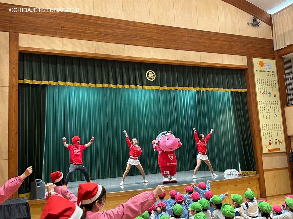【レポート】12/16（火）、柏市のすみれ幼稚園に訪問し、園児250名を対象に #STARJETS のUmi、Kotoneのチアダンス教室、#ジャンボくん と #マスク・ド・オッチー による○×クイズを実施しました🌈✨#千葉ジェッツ では引き続き地域の子どもたちへの支援を行ってまいります🌱 #地域愛着