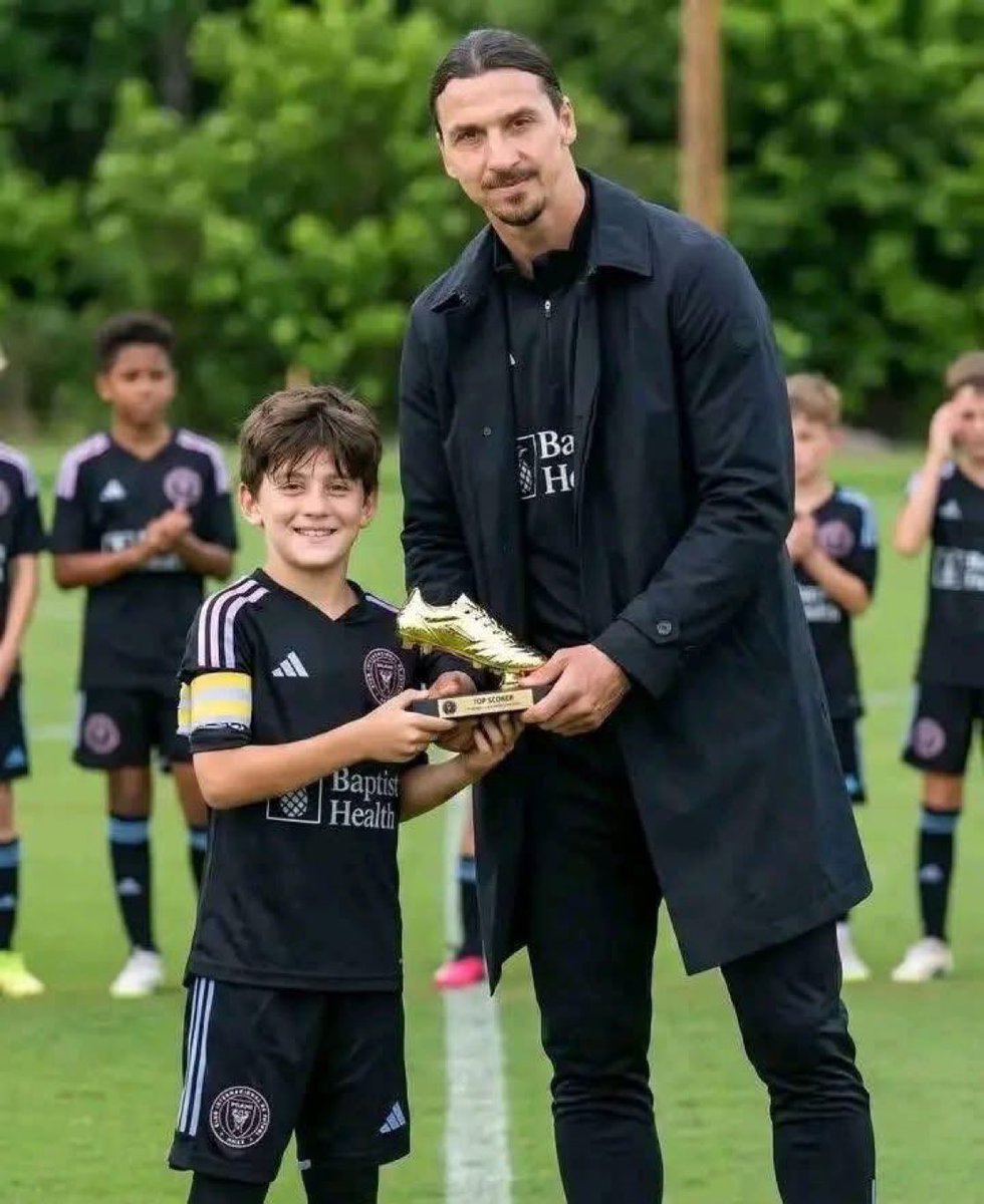 Messi’s son Ciro with Zlatan receiving his golden boot award. 😅🔥
