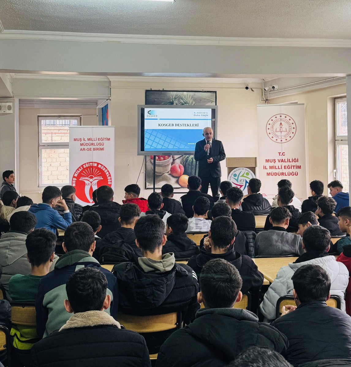 Genç Ar-Ge faaliyetleri kapsamında, gençlerimizin girişimcilik bilincini artırmak amacıyla düzenlenen “Temel Girişimcilik Eğitimi – Hibe Programları”programımız, KOSGEB İl Müdürü Sayın Kenan MERGEN’in değerli sunumlarıyla gerçekleştirildi.
Programda; iş fikri geliştirme