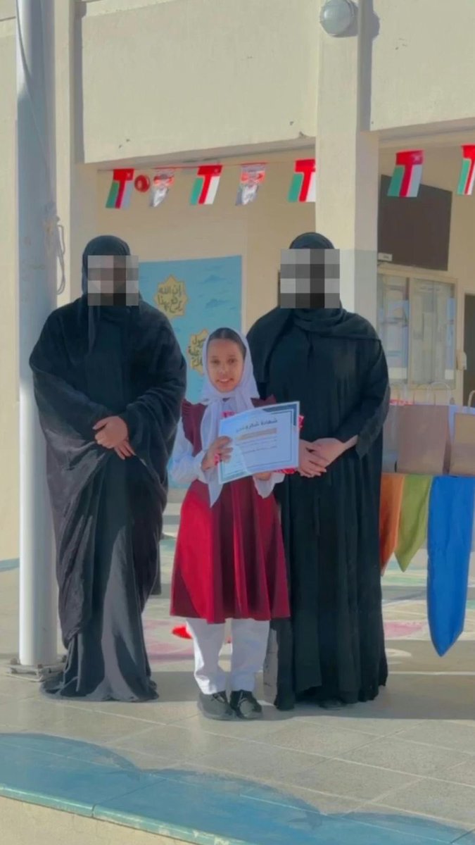 #فعاليات_تعليمية_ظفار 
#تعلم_مستدام 
كرمت اليوم معلمة مجال أول الاستاذه / جواهر المهري الطلبة المجيدين في الصف الاول والثالث متمنين لهم التوفيق والنجاح…