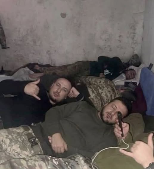 gozefinagold's tweet image. Viktor Leshyk
Два дні таких переговорів, які були в Берліні у президента,  хоча б кого вимотали... А він завтра в Нідерланди, а потім зустріч з президентом Польщі і це тільки те, що ми знаємо...
Моя меншенька запитує: а Зеленський взагалі спить? і де він спить?
-- Як прийдеться,…