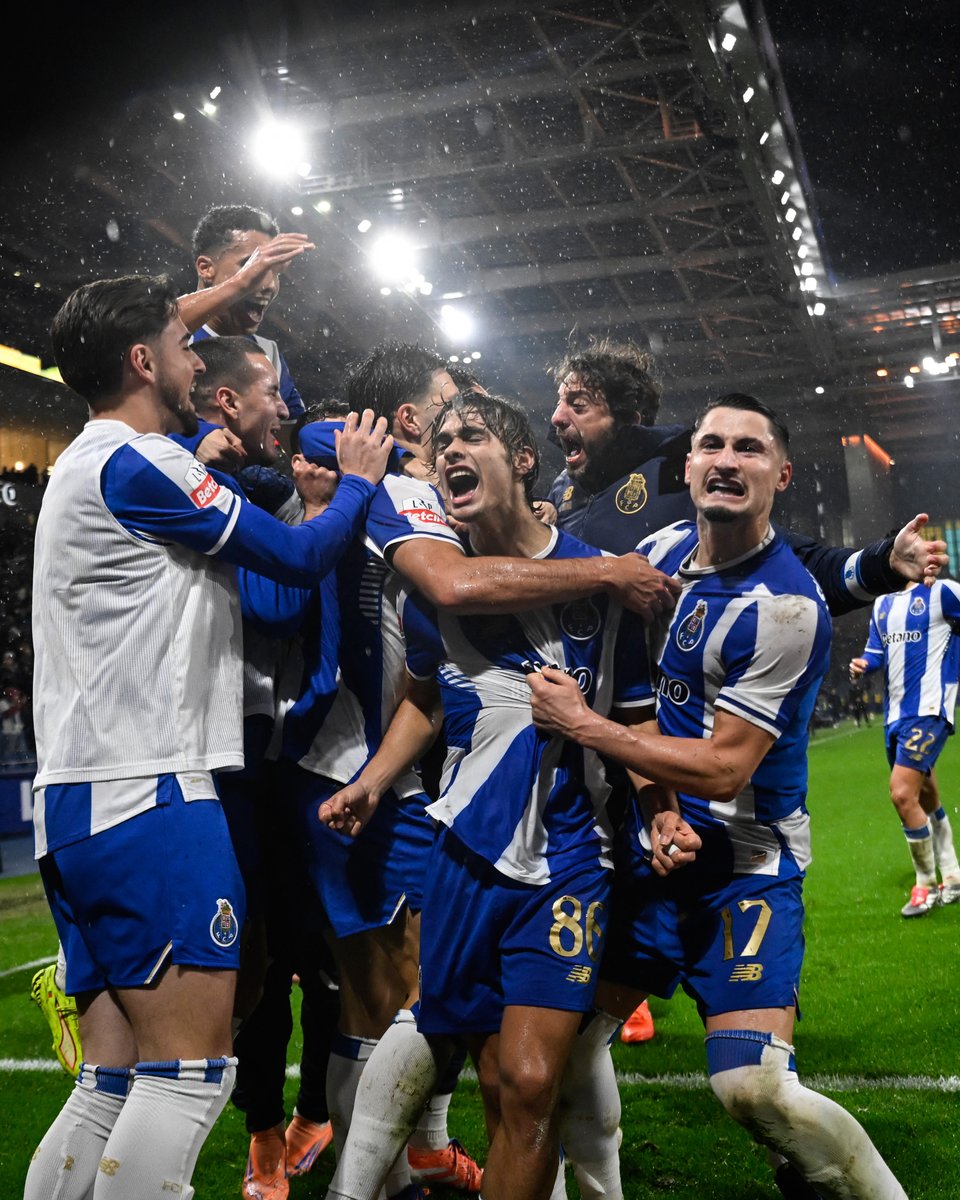 EuropaLeague's tweet photo. This Porto team 💙🤍

#UEL https://t.co/oEXZh0OV2t
