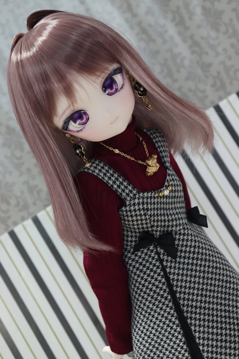 別ポーズのお写真
全部かわいい...素晴らしい。イヤリングはこの服に合わせて自作しました。黒を使ってシンプルに、でもちょっと大きめのバラチャームなのでほんの少し幼く見えるようにしています。
#MIEL服 #こざくらっこ