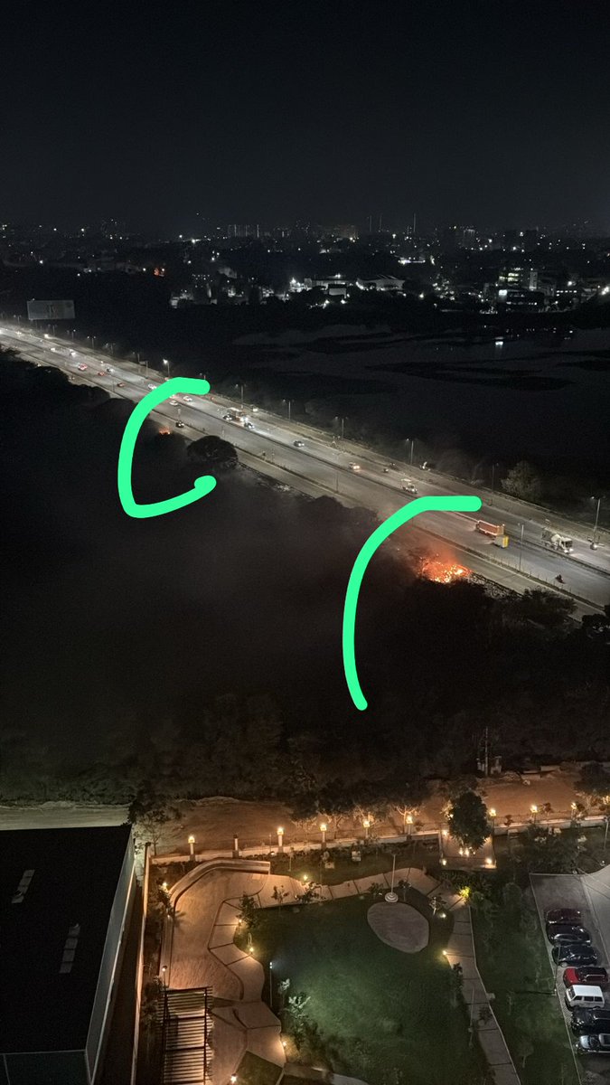 vkrishna17's tweet photo. @panda_sujit @GBA_office @the_hindu @KareeGowda_IAS Meanwhile, BSWML is busy fining individuals for littering, but ignores *daily*  waste dumping &amp; open burning near Yele Mallappa Shetty Lake service road. Trucks are dumping openly on the road side. https://t.co/2PAMDfPEDU